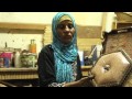 امرأة من غزة تؤنث مهنة النجارة 