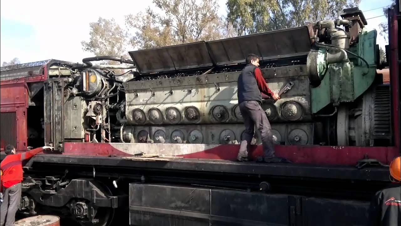 Двигатель поезда фото