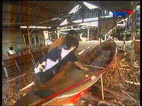 Pembuat Kapal Kayu di Bantaran Sungai Musi Doovi