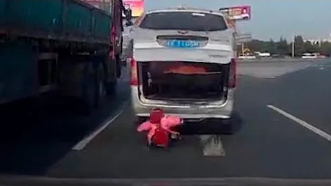 Toddler falls out of van on busy highway (Crazy video) - DayDayNews