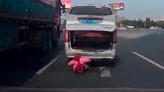 Toddler falls out of van on busy highway (Crazy video) screenshot 5