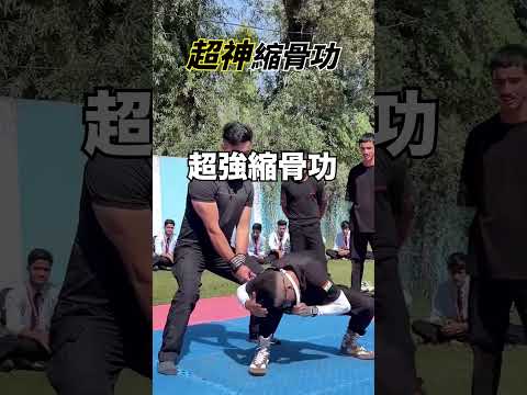 竟然可以整個人鑽過網球拍？！ thumbnail