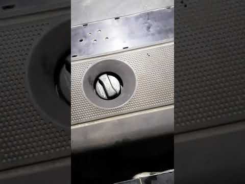 Video: Co je odvzdušňovací ventil klikové skříně BMW?