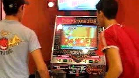 Liel doing Drop The Bomb on DDR Megamix 30/08/08