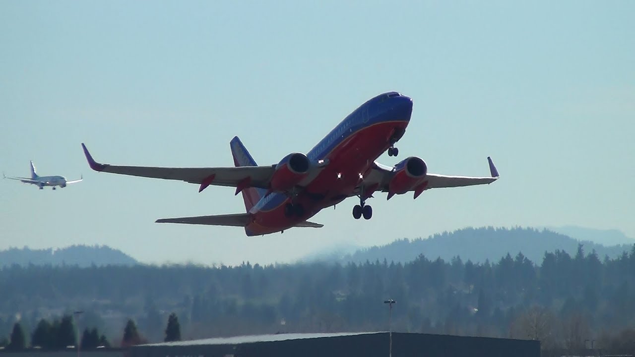 boeing 777-200 Southwest Airlines 737-700 [N554WN] Takeoff Portland Airport (PDX)