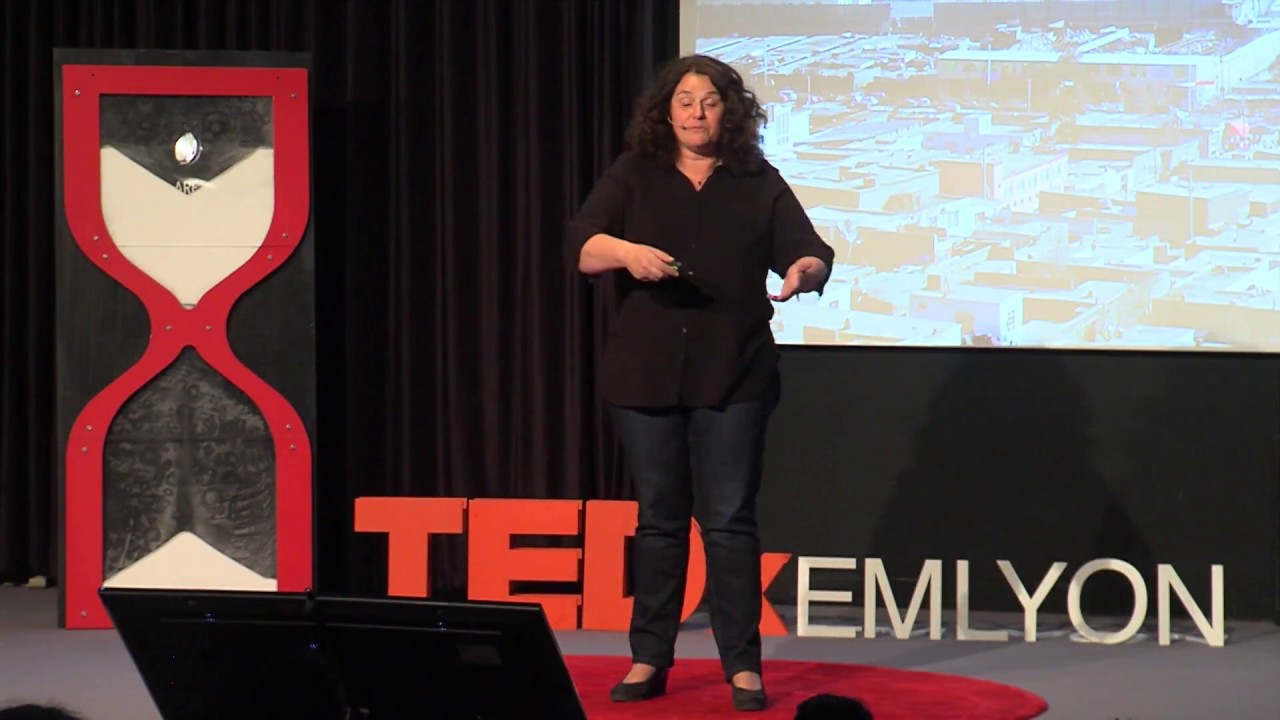 Quitter le privé pour l'humanitaire | Valérie Docher | TEDxEMLYON