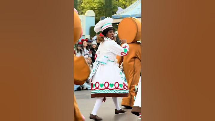She SAVAGED the Gingerbread Man at Disney! 🍪😂 Watch His Hilarious Reaction!