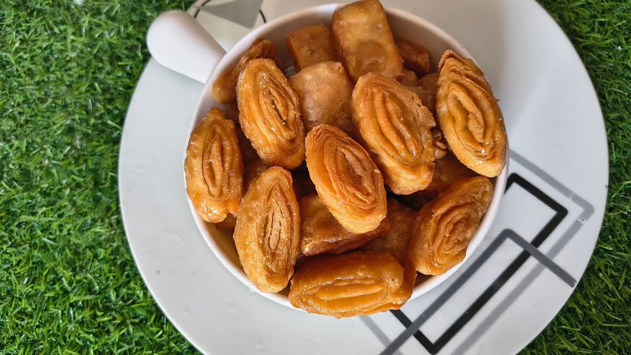 మడత కాజా స్వీట్ షాప్ స్టైల్ లో ఎంత సులభంగా  చేసుకోవచ్చో చూడండి.😍👌|Madatha kaja recipe in Telugu😋