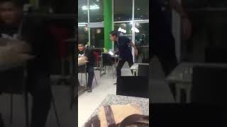 Pelayan Restoran Ambil Order Sambil Menari  Lawak Pecah Perut