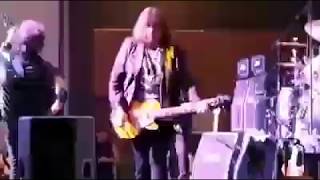 28.10.2019 Ace Frehley throws water bottle at then kicks the mixing desk at KISS KruiseFest