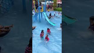 Berenang di kolam renang teman-teman🏊🏊🏼‍♀️🏊‍♂️🚣