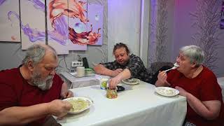 Невозможно оторваться от вкуса Сибирских деревенских пельменей Семья с удовольствием кушает пельмени