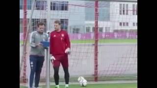 Manuel Neuer no look save!