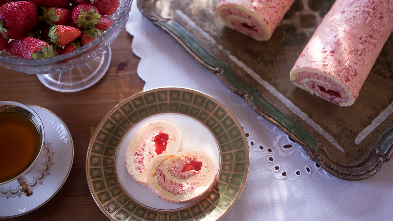 Erdbeerroulade mit amerikanischer Buttercreme und Götterspeise Rezept ...