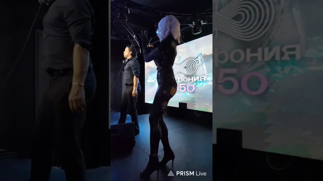 ДЕВУШКА ТАНЦУЕТ В МОРЕМИ 