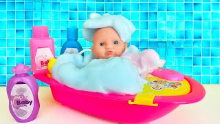 Baby Doll pretend play bath time with new bath