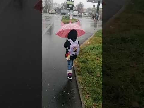 الثلج بينزل على خفيف ولينا زعلانه عايزه ينزل كتير