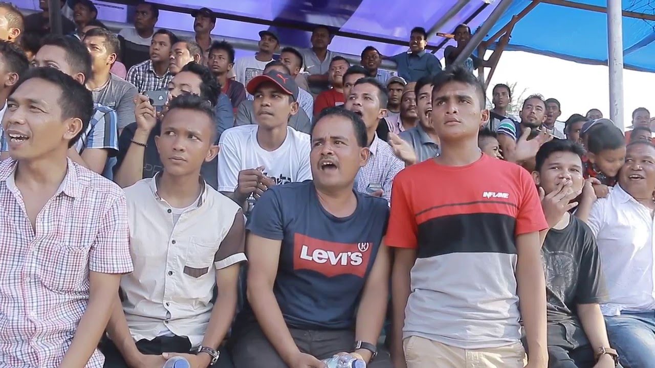Dr Zaini Abdullah Serahkan Piala Turnamen Voli Kepada NNVC Banda Dr Zaini Abdullah Serahkan Piala Turnamen Voli Kepada NNVC Banda
