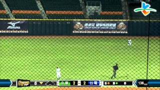 20140709-2 爆米花 合庫vs台電 艾迪的高飛球落點巧妙 幸運踏上一壘
