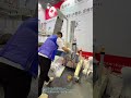 枕を圧縮して袋に：効率的な梱包方法の紹介ビデオ説明: