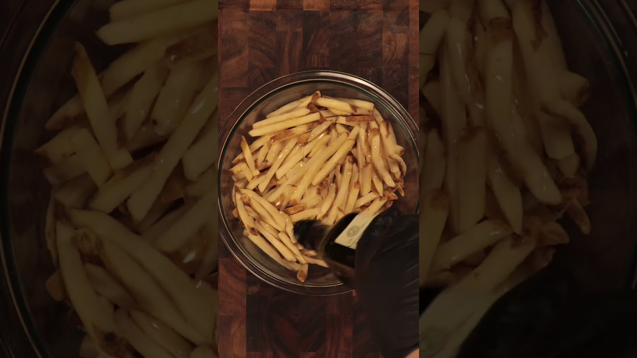 freír papas fritas en la freidora en aceite caliente en la estufa eléctrica  en la cocina