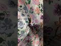 Brokade stof med blomster i aqua, rosa, lyseblå