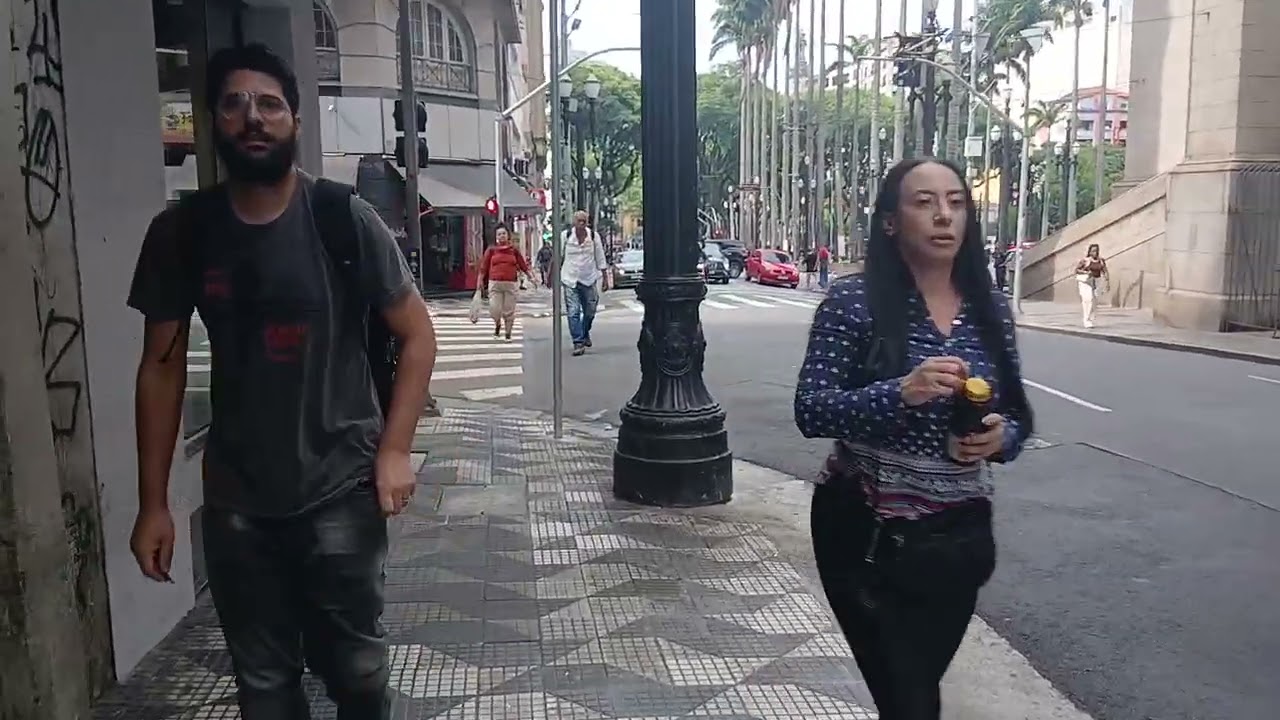 A Igreja da Sé em São Paulo mostrando o dia a dia