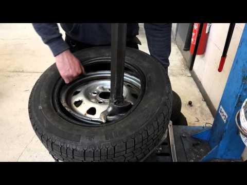 Video: Hvor sætter du fodfæste på et dæk?