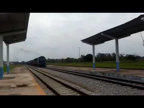 Loco DF7G-C No 52557 with a westbound intermodal train for Mariel through Bauta Stn June 2019