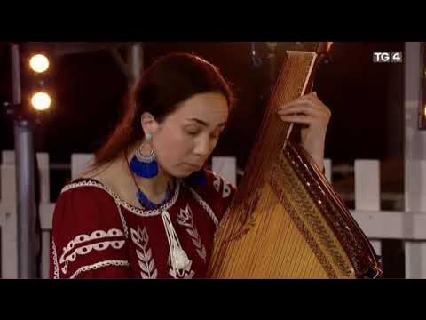 Qizlar raqsga tushayotganda yigitlarga siyishmoqda (video)