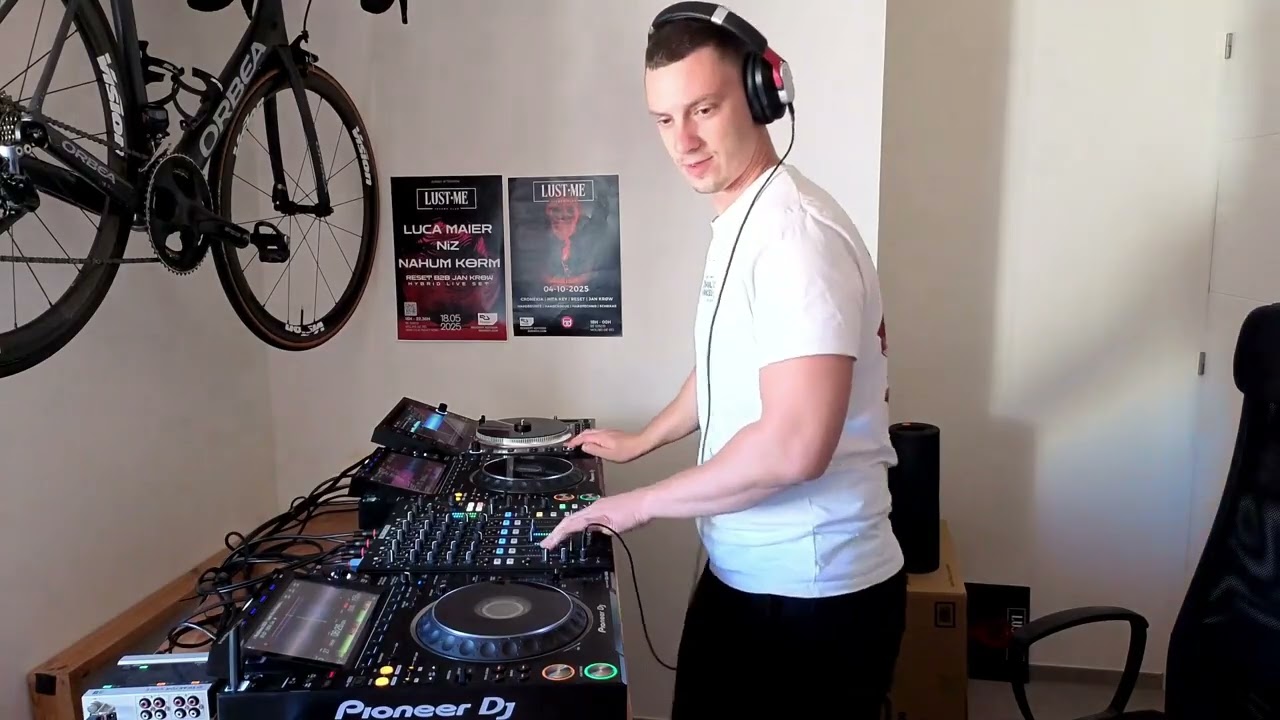 Technocast ·7 schranz, hard techno bekijken op YouTube Technocast ·7 schranz, hard techno bekijken op YouTube
