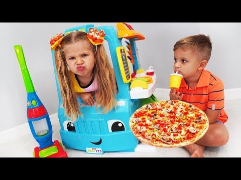 Диана и Рома играют в кафе на колесах