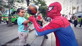 AMAZING Spiderman Street Football Skills in Paris - مدهش الرجل العنكبوت مهارات كرة القدم في باريس