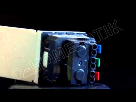 Prise 2 poles + terre Mosaic à clapet ref 77119 sur www.d-home-otik.com