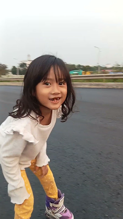alisha main sepatu roda di jalan baru akses tol cibitung - cimanggis