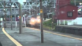 313系車内から EF66 126号機[吹]牽引遅5072レ 富士川駅通過