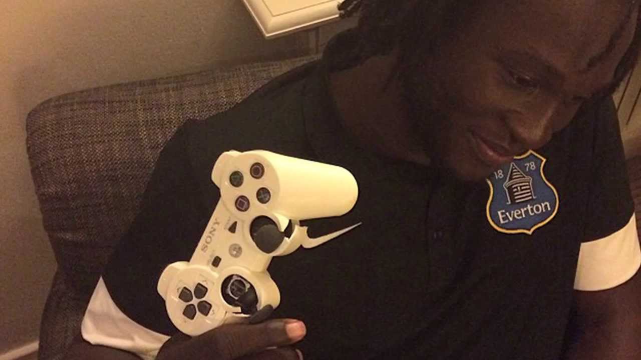 Lukaku gets new controller from EA SPORTS goodison park tour