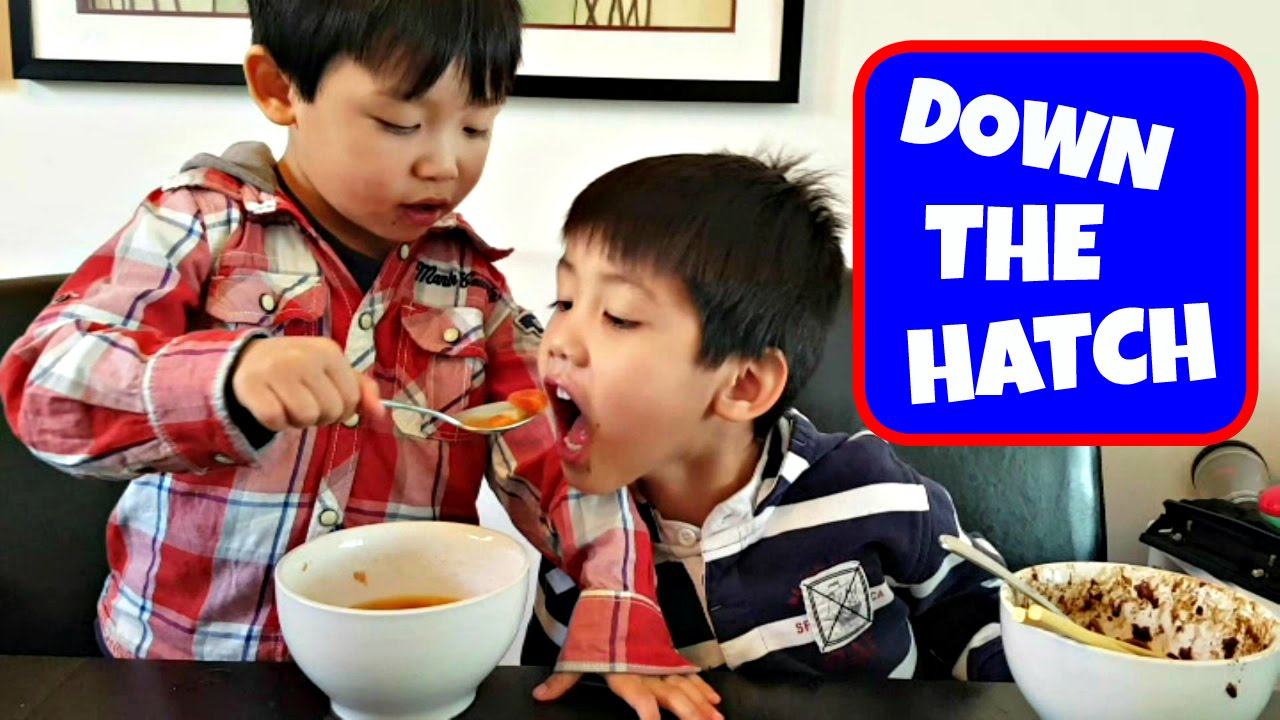 Brothers feeding each other lunch Oh too CUTE) YouTube