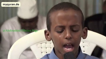 أنظر ماذا حدث ! بکاء الطفل أثناء تلاوة القران ! طفل يقرأ القرآن ثم يبكي مؤثر جداً