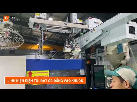 Robot insert tự động gắp phôi đặt vào khuôn máy ép nhựa