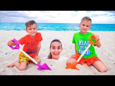 Vlad e Nikita tiveram um dia divertido na praia! Brincando com mamãe e areia