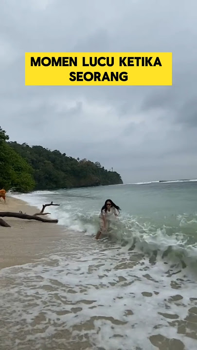 momen lucu ketika wanita cantik mandi di pantai diterjang ombak ‼️‼️ #ngakak #lucu #ketawa #kocak