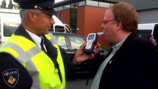 Video thumbnail of "Controle: Acteur laat politie lachen!"