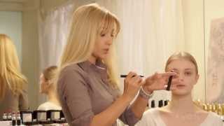 Образы: дневной макияж и яркий вечерний акцент от Avon Образы: дневной макияж и яркий вечерний акцент от Avon