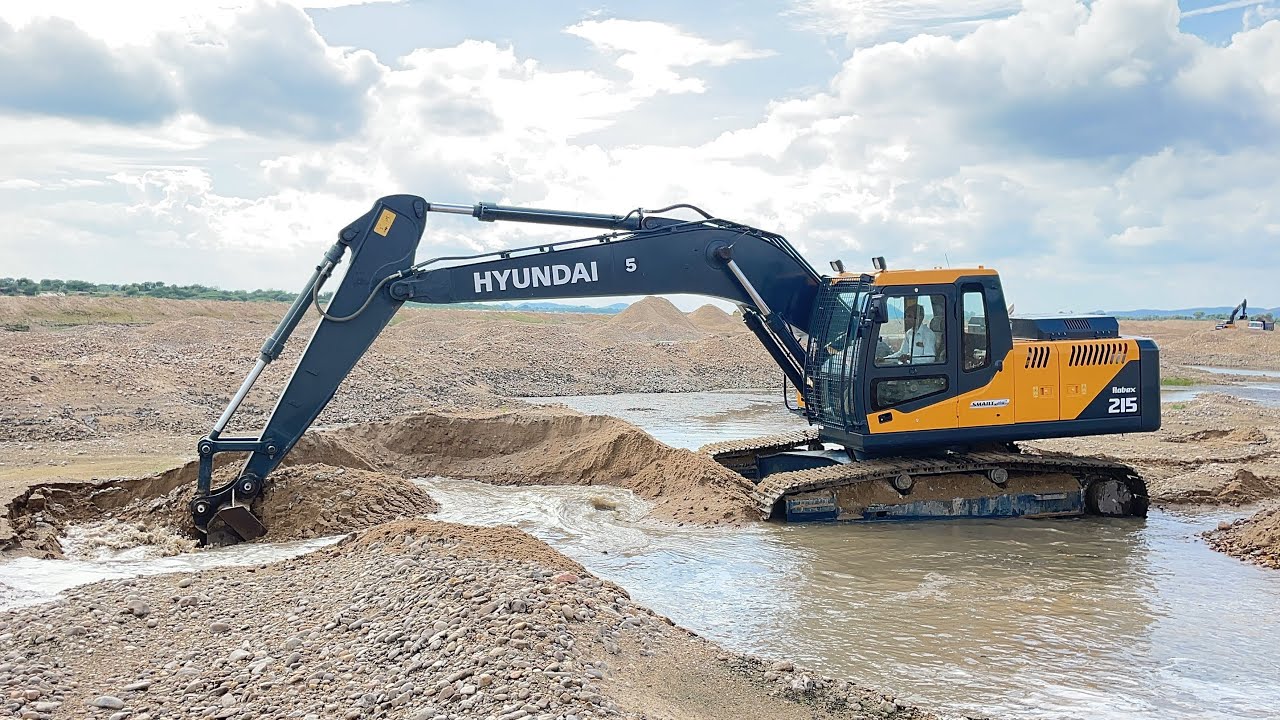 New hyundai 215 excavator work sand in banas river ￼