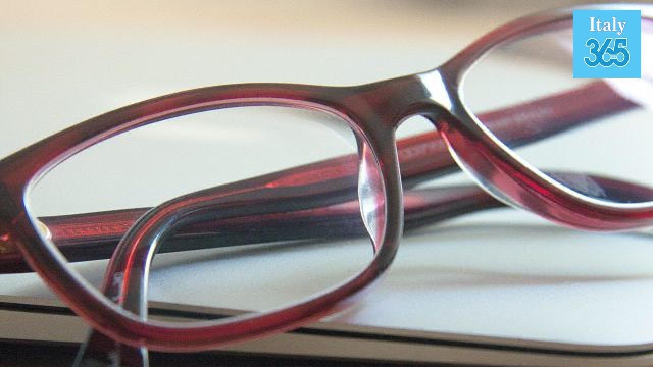 Come rimuovere i graffi dagli occhiali – Ottica Mondelliani