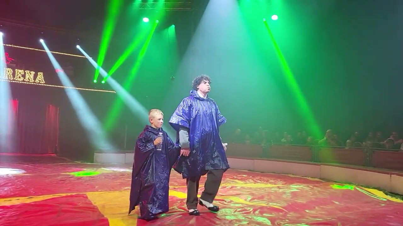 Liam optræder med klovnen Jimmy i cirkus Arena.