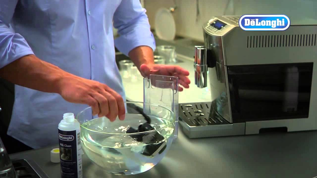 Automatické espresso DeLonghi - čištění karafy na mléko 