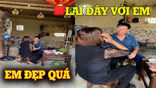 Mang Gạo Thổi Cơm Chung Với Bà Chị U50