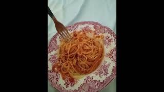 Spaghetti mit Tomatensauce und Parmesan #spaghetti #tomatensauce #parmesan #cheese #keinewerbung